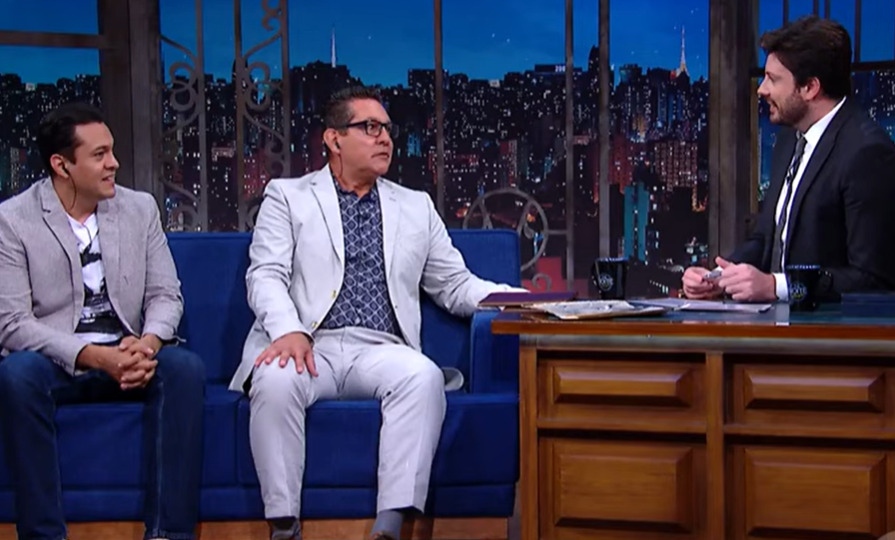 <p>Esteban, inclusive, participou anos atrás de uma entrevista no programa The Noite, junto com seu filho Miguel Valdés. “Meu pai trabalhava como motorista de trailer, vendia comida na rua. Vivíamos em um apartamento e de repente ele falava “vamos para a casa da sua avó”. Porque o dono do apartamento, diferente do seu Barriga, não perdoava”.</p></div>

<!-- INTERBANNER 5 [RETANGULO(BR)] - DESKTOP - [INTERNAS] -->
<div class=