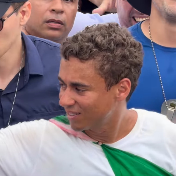 <p>O deputado federal Nikolas Ferreira (PL-MG) voltou a chamar atenção nas redes e a figurar entre os assuntos mais acessados por causa da caminhada que ele está promovendo desde o dia 19/1, quando o movimento saiu de Paracatu, no interior de Minas Gerais, em direção a Brasília, aonde chega neste domingo (25/1).</p>
