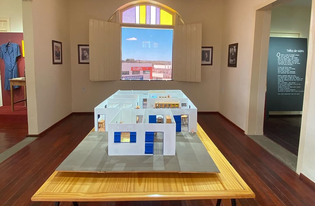 <p>Casa de Rachel de Queiroz (Quixadá, CE): A fazenda onde viveu Rachel de Queiroz foi transformada em museu que celebra sua obra marcada pelo sertão nordestino. O espaço exibe objetos rurais, fotos de família e manuscritos que revelam a força feminina na literatura e na política.</p>
