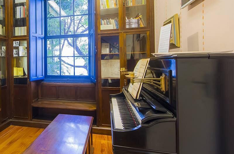 <p>Casa de Mário de Andrade (São Paulo, SP): Tornou-se um centro cultural que preserva o legado do autor modernista. Além da biblioteca pessoal e objetos que revelam sua atuação como gestor cultural e defensor do patrimônio brasileiro, a casa abriga a exposição “Morada do Coração Perdido”, que convida o visitante a conhecer a trajetória multifacetada do artista e sua contribuição para a cultura brasileira.</p>
