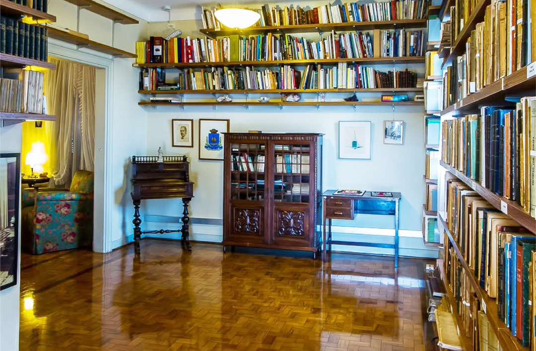 <p>Casa de Guilherme de Almeida (São Paulo, SP): O espaço homenageia o poeta modernista com acervo de manuscritos, objetos pessoais, mobiliário original e a coleção de obras de arte oferecidas ao escritor por artistas do Modernismo brasileiro; entre eles, Tarsila do Amaral, Anita Malfatti, Emiliano di Cavalcanti, Lasar Segall e Victor Brecheret. O espaço promove oficinas, saraus e exposições.</p>
