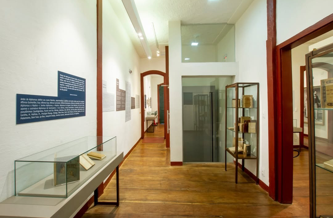 <p>Casa de Alphonsus de Guimaraens (Mariana, MG): Preserva o universo simbólico do poeta mineiro. O espaço exibe manuscritos, objetos pessoais e promove eventos literários que celebram sua obra marcada por misticismo e melancolia.</p>
