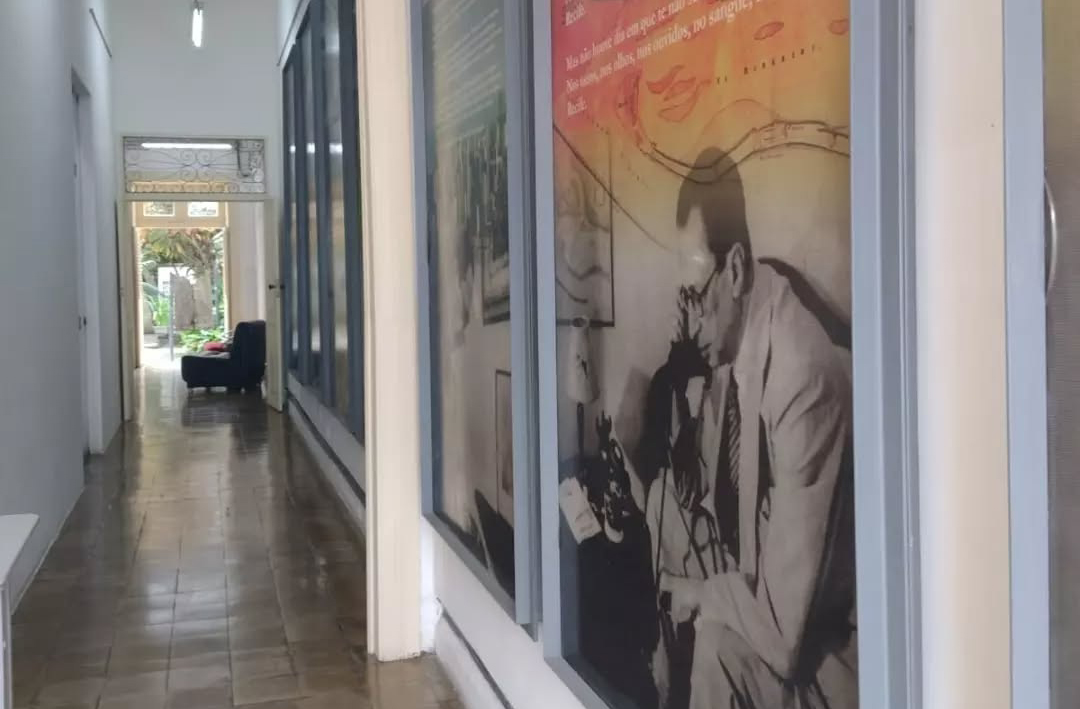 <p>Casa de Manuel Bandeira (Recife, PE): A residência onde viveu Manuel Bandeira foi transformada em um espaço cultural que homenageia sua poesia marcada pela melancolia e pelo lirismo. O acervo inclui cartas, livros raros e objetos que remetem à sua luta contra a tuberculose e à sua paixão pela literatura francesa.</p>
