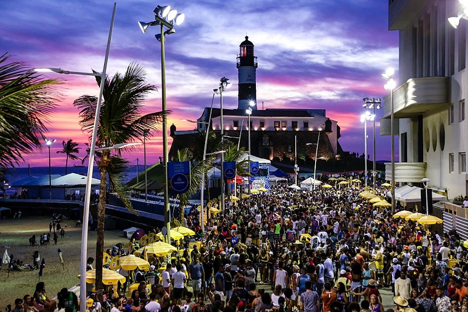 <p>Em Salvador, o Carnaval acontece inteiramente nas ruas. É dividido em circuitos, palcos para shows, blocos e camarotes. Os desfiles dos blocos são separados entre as pessoas que acompanham a folia dentro das cordas e quem acompanha do lado de fora, na pipoca.</p>
