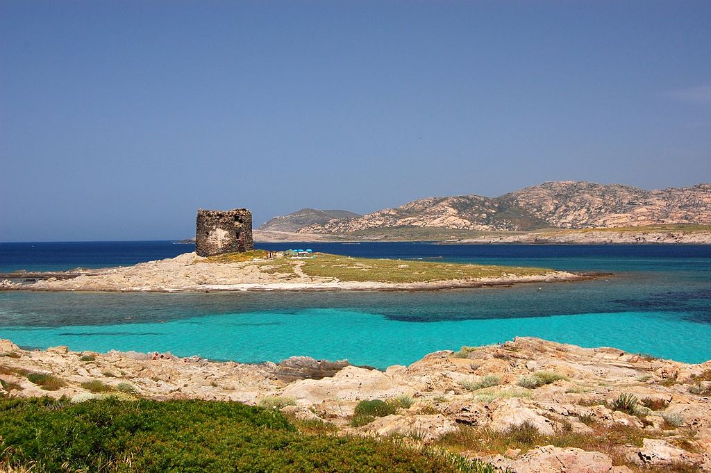 <p>4ª – Situada na região da Sardenha, na Itália, a ‘Praia de La Pelosa’ é apontada como a mais bonita das redondezas, graças às suas águas na cor azul turquesa, que são calmas. Para conservá-la como um ‘paraíso’, as autoridades limitam a circulação de pessoas.</p>
