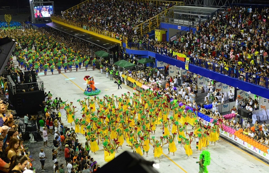 <p>Em alguns complexos, acontecem festas com DJs nacionais e internacionais. Já no centro da cidade, a Passarela Nego Querido, que muitos chamam de Quirido, conta com o desfile das escolas de samba da região.</p>
