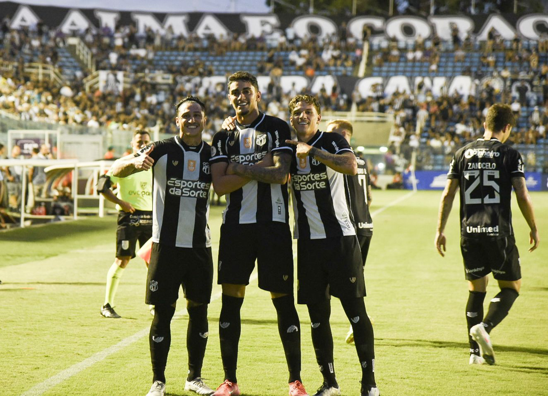 Pedro Gilmar (ao centro) abriu o placar para o Alvinegro no PV (Foto: Nayana Melo/Especial para O POVO)