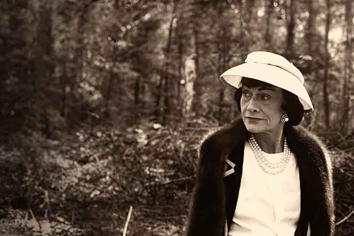 <p>Sua trajetória moldou a revolução estética e cultural que ela acabaria por provocar no vestuário feminino do século XX com suas criações vanguardistas.</p></div>

<!-- INTERBANNER 5 [RETANGULO(BR)] - DESKTOP - [INTERNAS] -->
<div class=