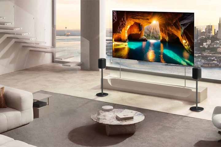 <p>A LG também reapresentou o conceito da TV ultrafina. Lançada originalmente como Signature OLED W7 e apelidada de “Wallpaper” por ter espessura comparável à de um smartphone, a proposta retorna agora sob o nome OLED evo W6. De acordo com a empresa, o novo modelo deve chegar ao mercado em breve.</p>
