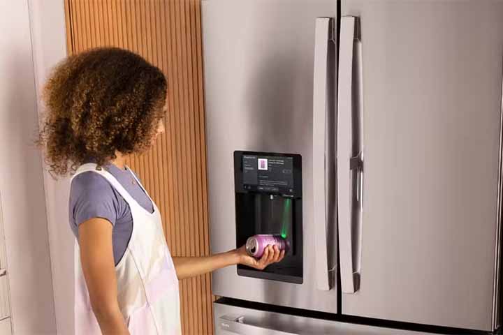 <p>A GE Appliances apresenta uma geladeira inteligente voltada a consumidores que fazem compras com regularidade. O modelo traz um scanner embutido na área externa do dispensador de água. Sempre que um produto acaba, o usuário pode ler o código de barras da embalagem, que é automaticamente incorporado a uma lista de compras digital sincronizada com um aplicativo.</p>
