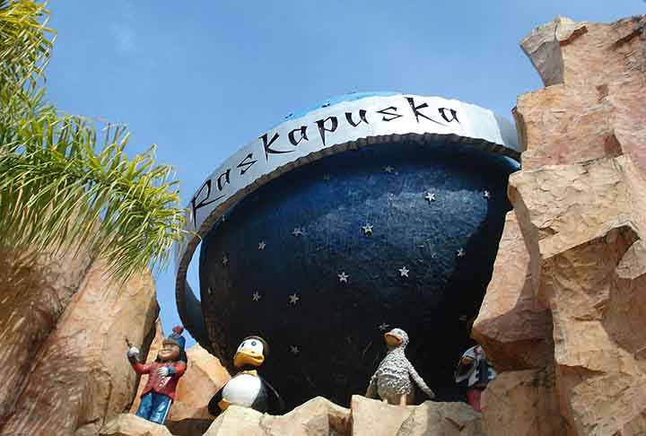 <p>Na expedição do Raskapuska, o visitante pode navegar em um tronco de árvore pelo interior de uma gigantesca montanha e deixar a magia levá-la a mundos fascinantes, repletos de música, cores, fantasia e maravilhosas surpresas.</p>
