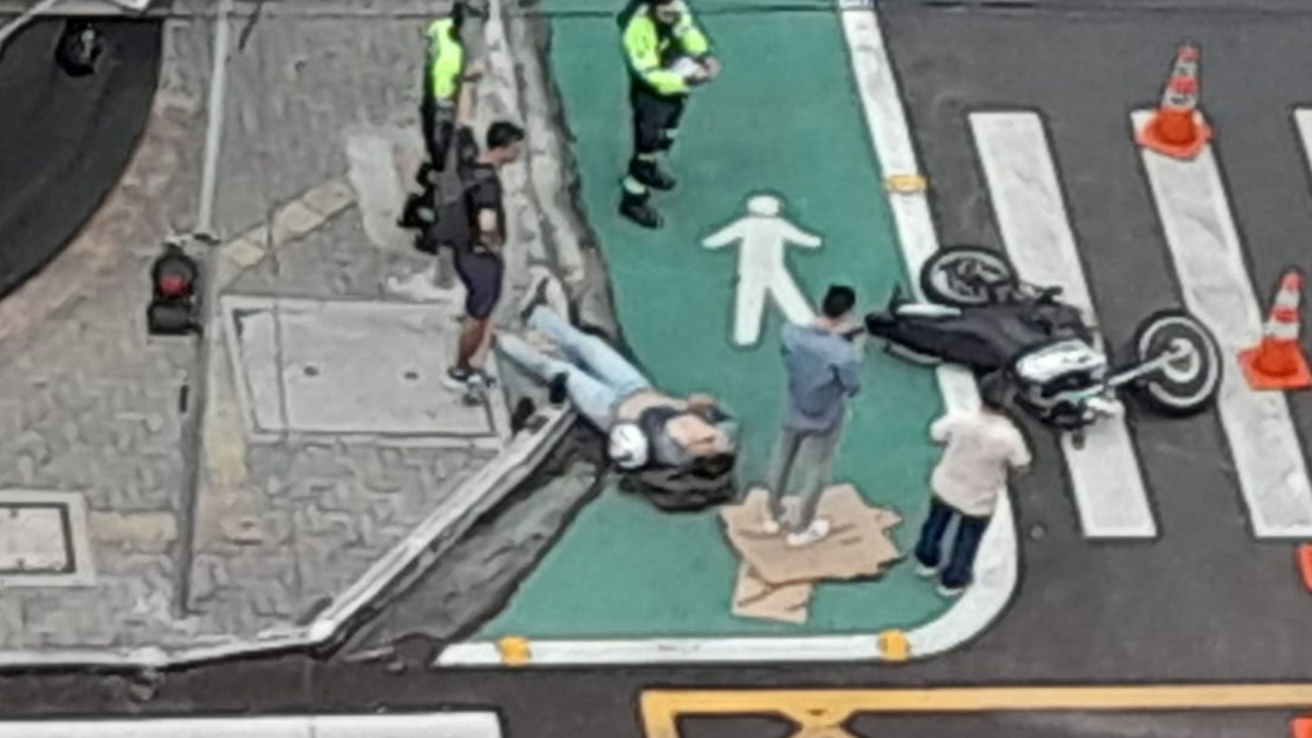 Após provocar acidente de trânsito, um motorista de carro foi impedido de deixar o local sem prestar socorro a um motociclista nesta segunda-feira, 26, no cruzamento da rua Coronel Linhares com a avenida Dom Luís, no bairro Aldeota, em Fortaleza
