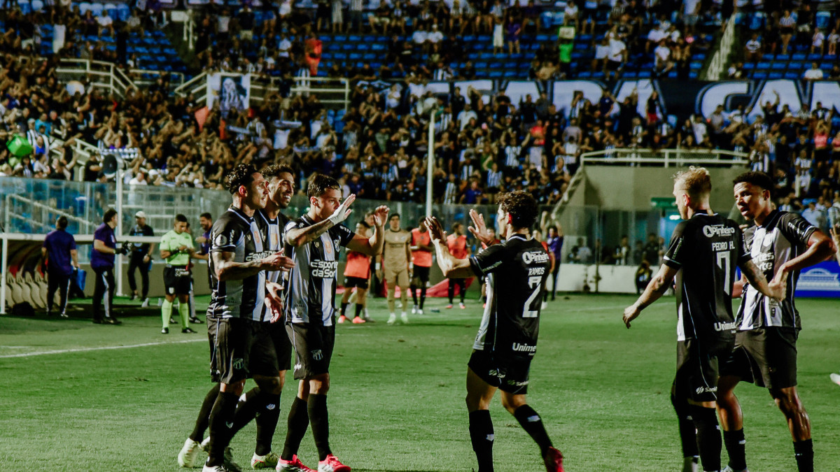 FORTALEZA-CE, BRASIL, 25-01-2026: Jogo entre Ferroviário 1 x 5 Ceará no Estádio Presidente Vargas (PV) pelo Campeonato Cearense 2026. Jogadores do Ceará comemoram gol contra o Ferroviário. (Foto: Nayana Melo/Especial para O Povo) 