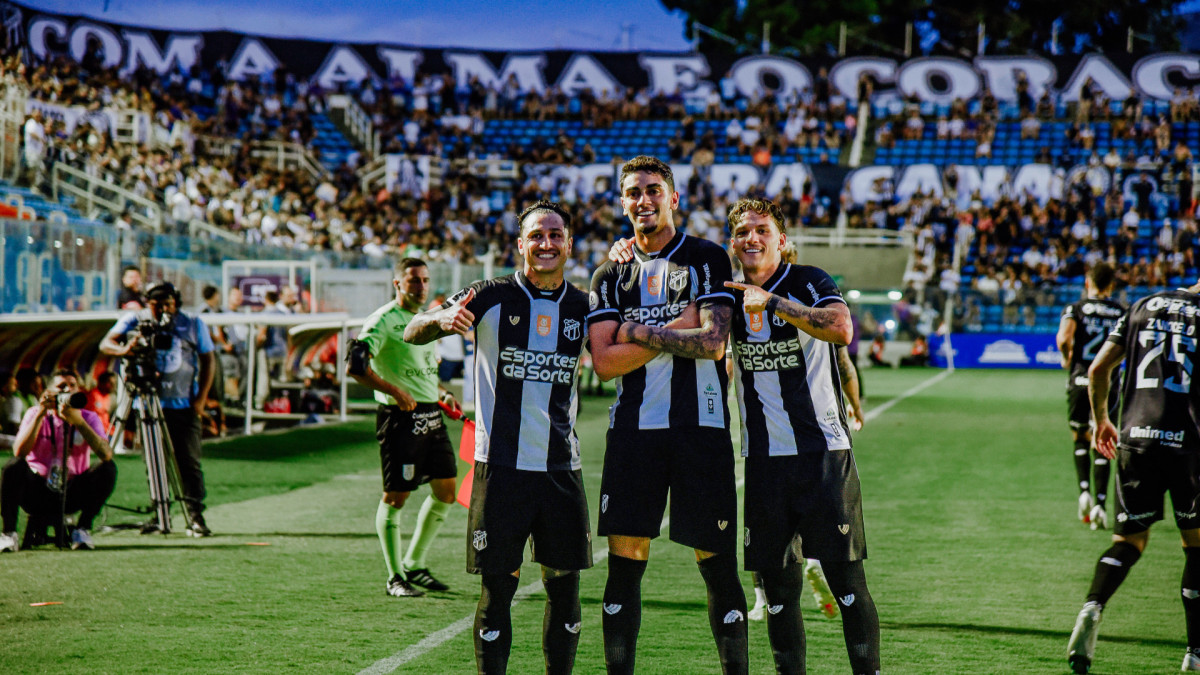 FORTALEZA-CE, BRASIL, 25-01-2026: Jogo entre Ferroviário 1 x 5 Ceará no Estádio Presidente Vargas (PV) pelo Campeonato Cearense 2026. Jogadores do Ceará comemoram gol contra o Ferroviário. (Foto: Nayana Melo/Especial para O Povo) 