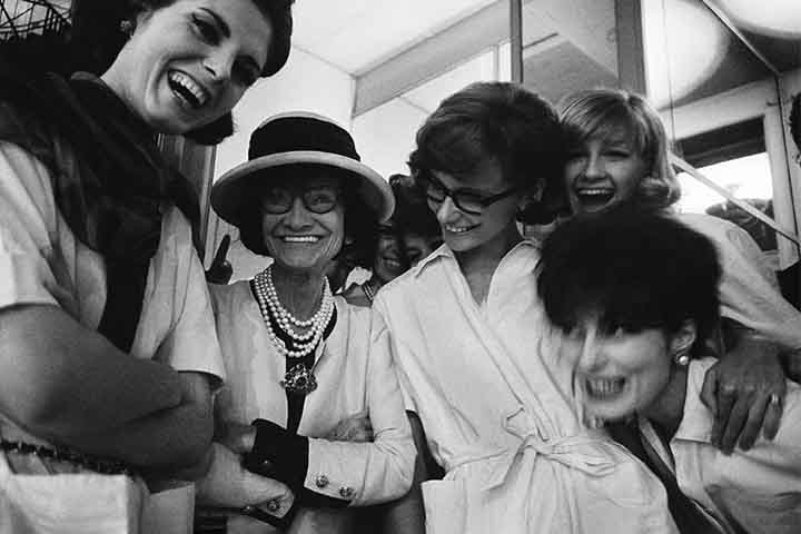 <p>Em seguida, ela também apresentou um conceito inovador: peças femininas com linhas simples, confortáveis e sem espartilhos, libertando as mulheres do traje considerado opressivo.</p>
