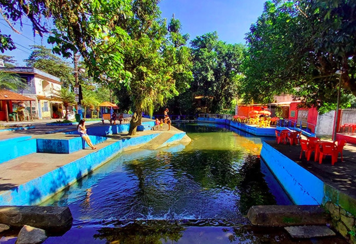 <p>Muitas pessoas vão para aproveitar o Poção de Muriqui, um lugar onde três cachoeiras se encontram e formam um rio que deságua na praia de Muriqui.</p>
