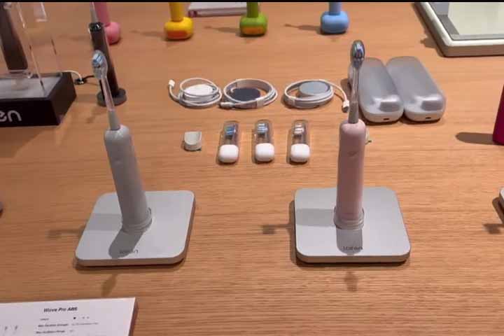 <p>Em saúde e bem-estar, há inovações no segmento de escovas de dentes. Um exemplo é uma escova sônica inteligente capaz de monitorar indicadores de saúde por meio do hálito durante o uso, indicando potenciais sinais de condições como diabetes ou outras alterações metabólicas.</p>
