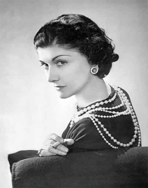 <p>No mesmo período, ela criou uma blusa com listras horizontais inspirada no uniforme da marinha, a marinière.</p>
