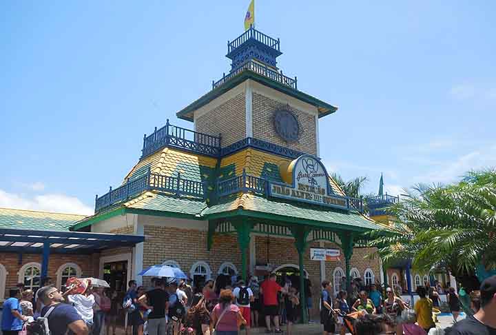 <p>Uma das grandes áreas do parque, onde todas as atrações são vistas por um passeio de trem, na Ferrovia DinoMagic. O passeio parte da estação João Alves de Queiroz e o passeio é todo narrado pelo percurso.</p>
