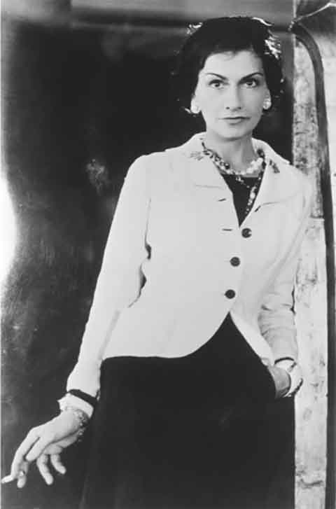 <p>Coco Chanel morreu aos 87 anos, em 10 de janeiro de 1971, em Paris, no famoso Hotel Ritz, onde viveu durante anos. A causa da morte foi um ataque cardíaco.</p>
