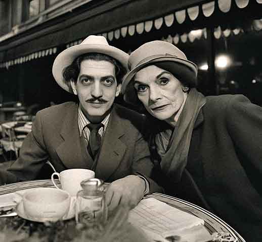 <p>Ela teve envolvimentos amorosos com figuras influentes da época. O suposto caso com o compositor e pianista russo Igor Stravinsky foi retratado no filme “Coco Chanel e Igor Stravinsky”, que encerrou o Festival de Cannes de 2009.</p>
