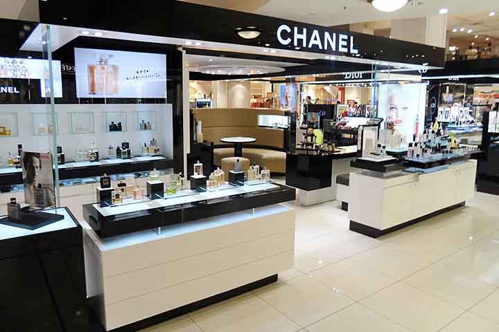 <p>Hoje, a Maison Chanel segue como uma das marcas mais prestigiadas do mundo, e a estilista é lembrada como pioneira de uma moda que libertou as mulheres dos padrões de sua época e redefiniu o conceito de elegância.</p>
