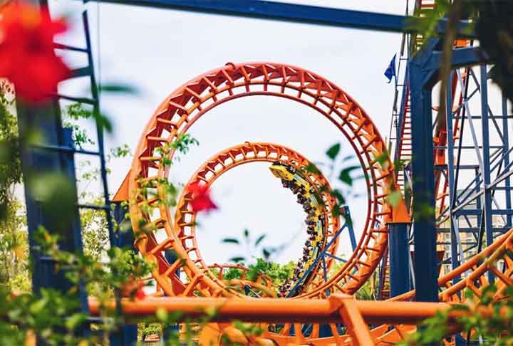 <p>FireWhip é a montanha-russa mais radical do Beto Carrero, segundo descrição do parque, e a primeira invertida do Brasil. Construída em 2008, ela possui 700 metros de adrenalina, a quase 100 km/h e 5 loopings.</p>
