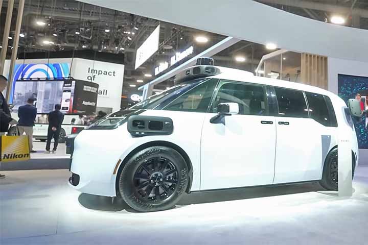 <p>Marcas e parceiras de tecnologia exibiram carros capazes de se comportar como companheiros proativos, com IA que adapta respostas ao motorista e aos passageiros em tempo real, além de demonstrações de robotaxis totalmente autônomos em desenvolvimento.</p>
