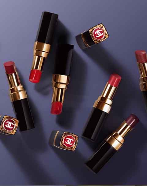 <p>Três anos depois, a estilista francesa lançou sua primeira coleção de maquiagem, com pós faciais e batons.</p>
