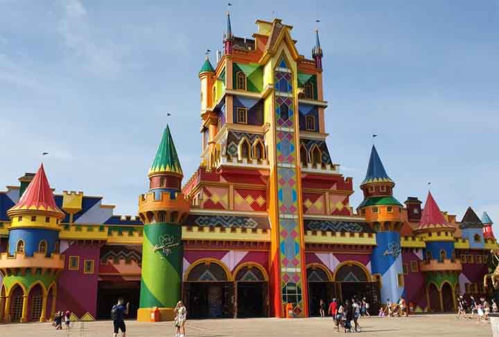 <p>Mais que um portal, é dentro do Castelo das Nações que estão localizadas as bilheterias, as salas para retirada de passaportes, agência bancária, caixas eletrônicos, loja da Griffe Beto Carrero e Betinho Carrero, entre outros setores do parque.</p>
