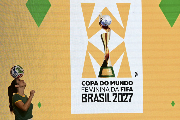 Fortaleza &eacute; uma das cidades a sediar a primeira&nbsp;Copa do Mundo Feminina&nbsp;Fifa, que ocorre em 2027 no Brasil. Copacabana recebeu, no domingo, 25, a cerim&ocirc;nia de&nbsp;lan&ccedil;amento da marca.  