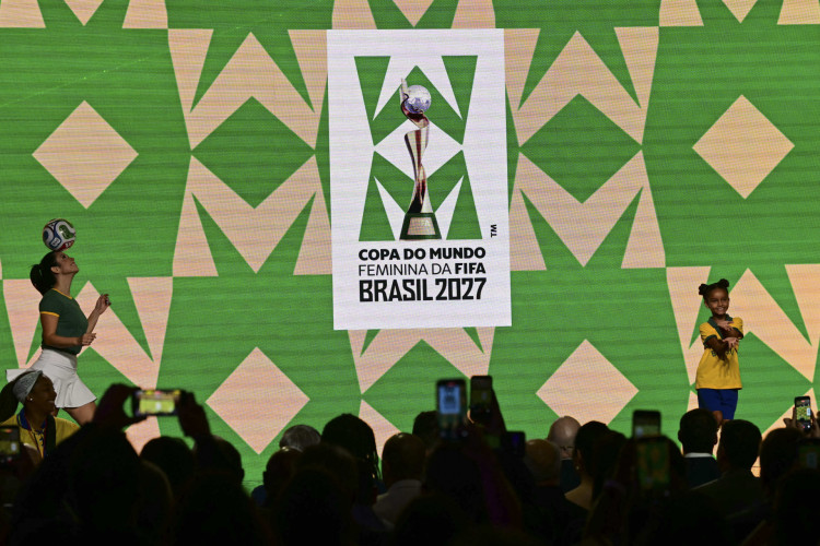 Fortaleza &eacute; uma das cidades a sediar a primeira&nbsp;Copa do Mundo Feminina&nbsp;Fifa, que ocorre em 2027 no Brasil. Copacabana recebeu, no domingo, 25, a cerim&ocirc;nia de&nbsp;lan&ccedil;amento da marca.  