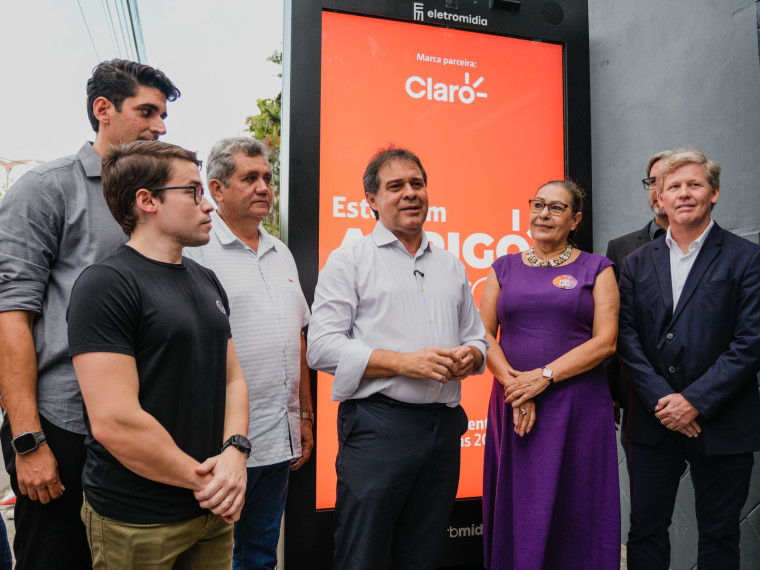 FORTALEZA, CEAR&Aacute;, BRASIL, 26-01-2026: Inaugura&ccedil;&atilde;o do Abrigo Amigo, pela Prefeitura de Fortaleza, em conjunto com Claro, Eletrom&iacute;dia, Etufor e UrbNews. A parada de &ocirc;nibus conta com monitoramento e painel de led com acesso &agrave; central de apoio, com chamada de v&iacute;deo ao vivo. A solenidade ocorreu na Av. Humberto Monte, na parada pr&oacute;xima &agrave; UFC Campus do Pici. Na foto, o prefeito de Fortaleza, Evandro Leit&atilde;o, o representante da Claro Cear&aacute;, Andr&eacute; Peixoto,  presidente da Etufor, George Dantas, a representante da secretaria municipal da mulher de Fortaleza, F&aacute;tima Bandeira  .(Foto: Fernanda Barros/ O Povo)