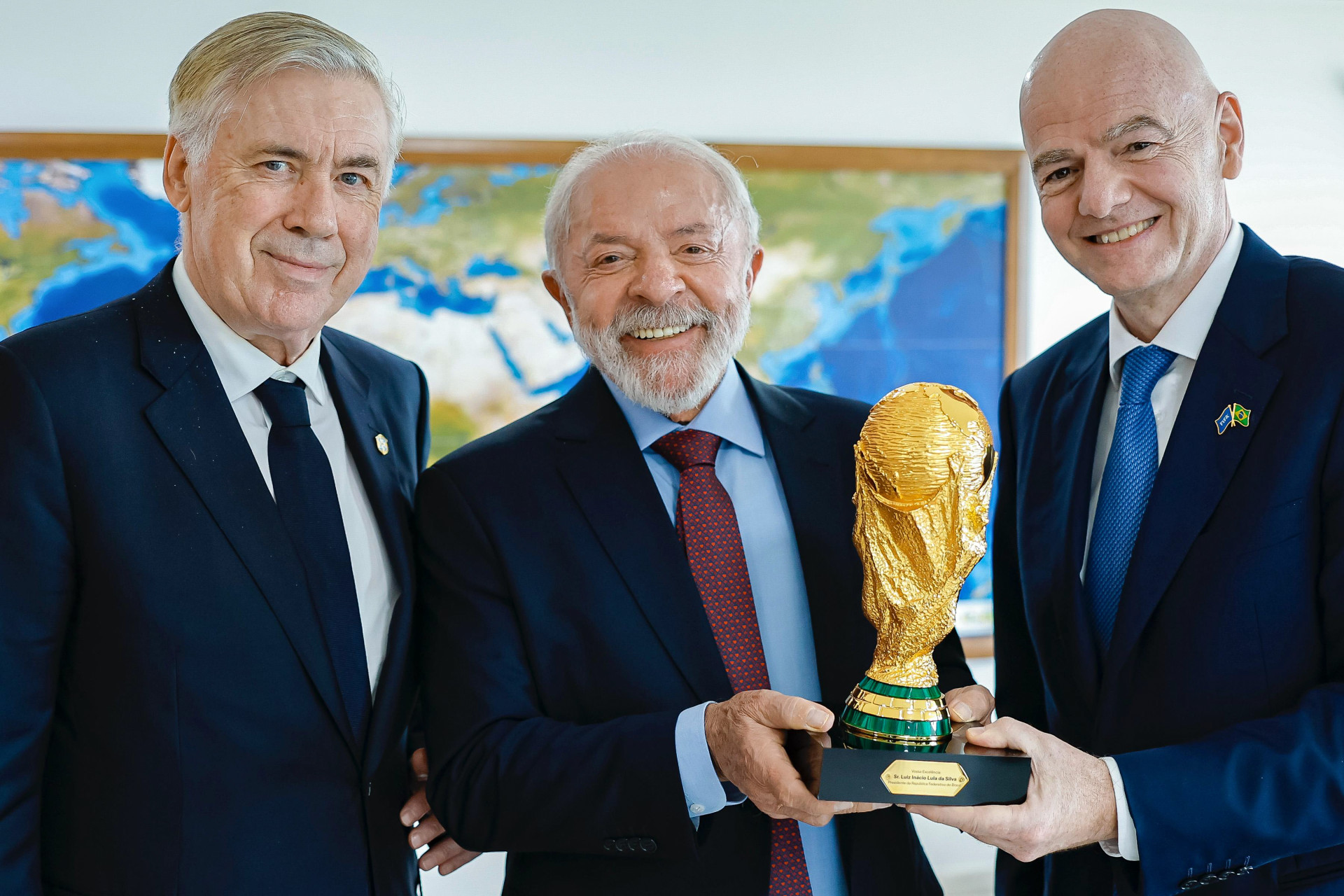 Carlo Ancelotti, técnico da seleção brasileira, Lula, presidente da República e Gianni Infantino, presidente da Fifa (Foto: Ricardo Stuckert / PR)