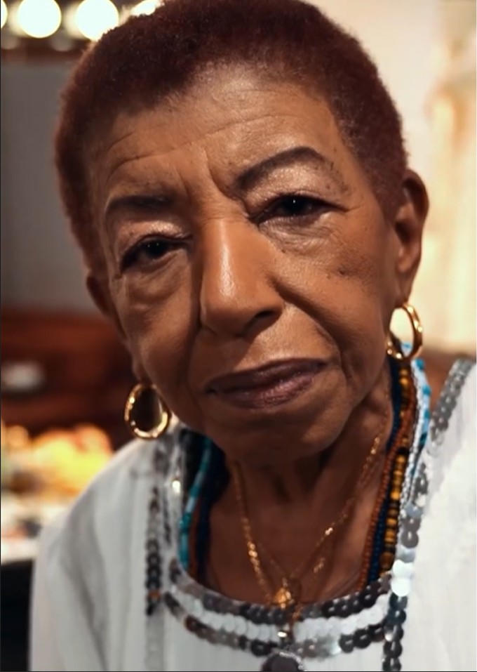 <p><span style=font-weight: 400;>A cantora entrou para a história ao se tornar a primeira mulher a integrar a ala de compositores da “Estação Primeira de Mangueira”.</span></p>
