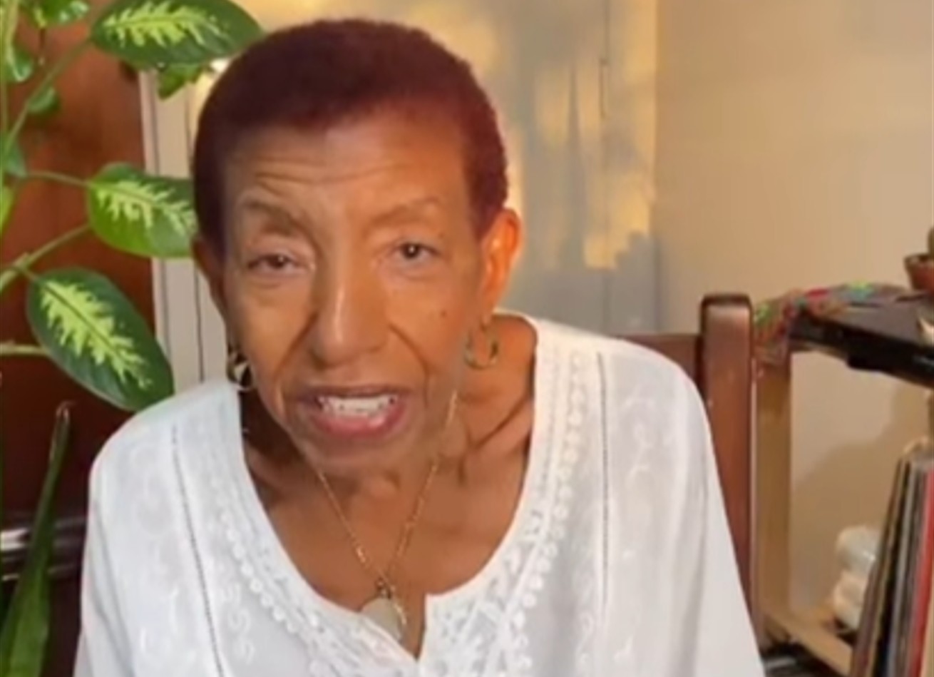 <p><span style=font-weight: 400;>Durante a internação, enfrentou um quadro delicado, no qual os rins quase precisaram de diálise, houve perda de peso e ocorreu um breve episódio de gagueira.</span></p></div>

<!-- INTERBANNER 5 [RETANGULO(BR)] - DESKTOP - [INTERNAS] -->
<div class=