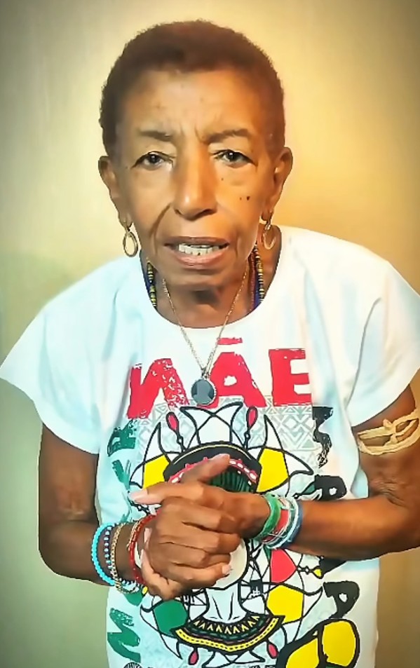 <p><span style=font-weight: 400;>Ao longo da vida, recebeu diversas homenagens, incluindo o Prêmio da Música Brasileira e o título de Doutora Honoris Causa pela Universidade Federal de São Carlos, em reconhecimento à sua contribuição cultural, social e política.</span></p>
