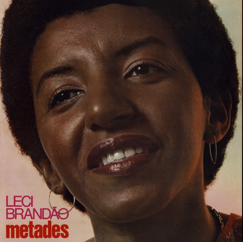 <p><span style=font-weight: 400;>Ao longo de mais de cinco décadas de carreira, lançou uma extensa discografia em LPs, CDs, DVDs e registros ao vivo, consolidando-se como uma das principais intérpretes do samba.</span></p>
