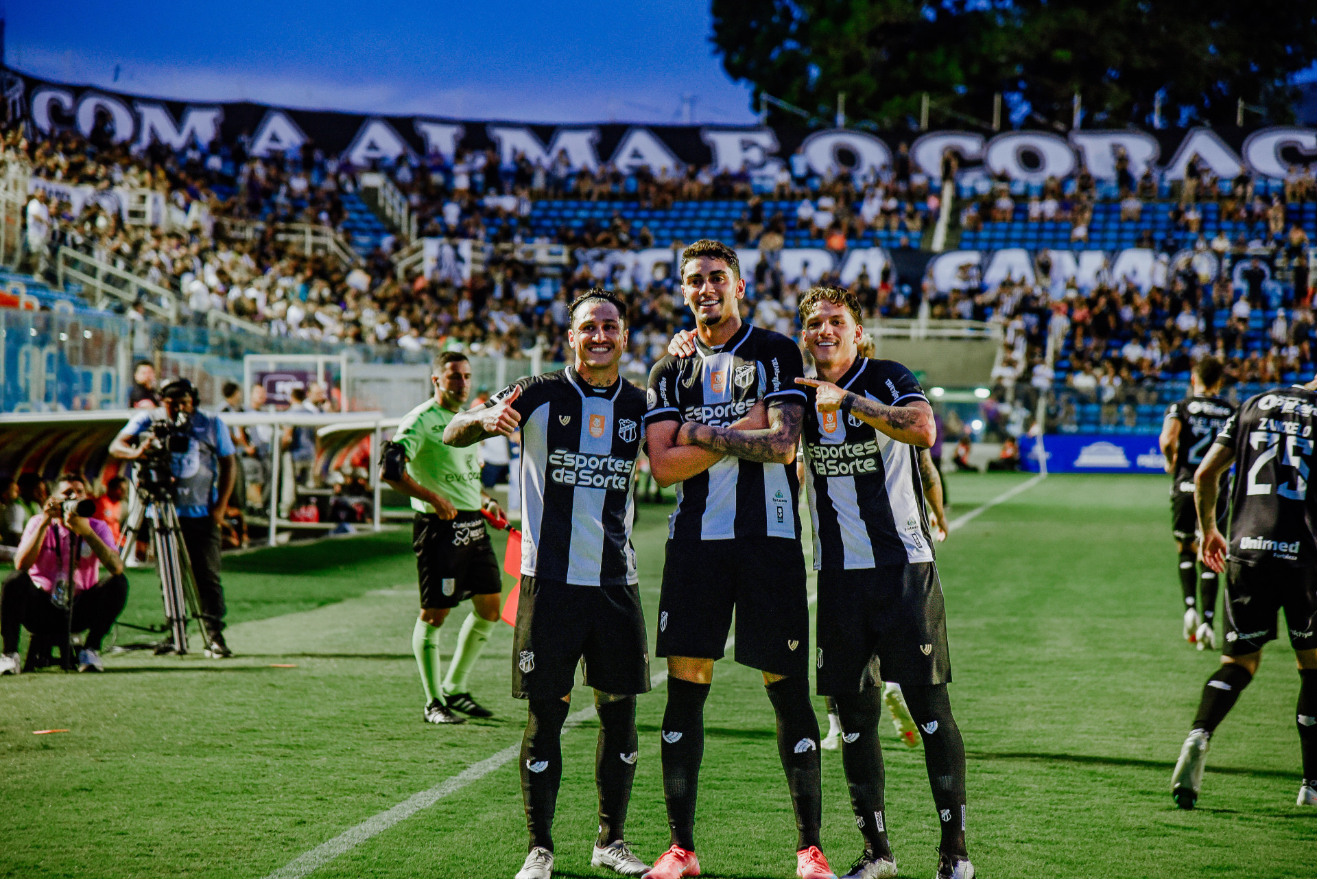 FORTALEZA-CE, BRASIL, 25-01-2026: Jogo entre Ferroviário 1 x 5 Ceará no Estádio Presidente Vargas (PV) pelo Campeonato Cearense 2026. Jogadores do Ceará comemoram gol contra o Ferroviário. (Foto: Nayana Melo/Especial para O Povo)  (Foto: Nayana Melo/Especial para O Povo)