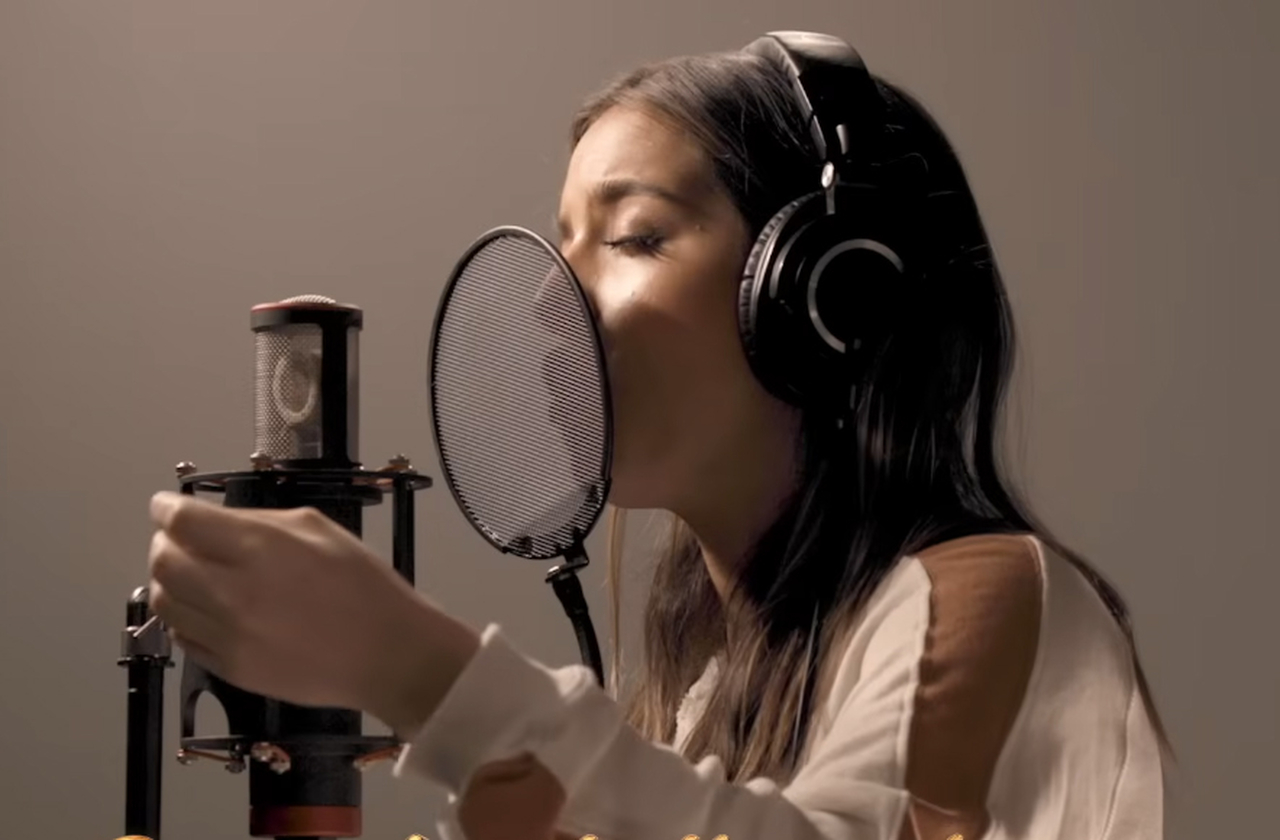 <p>Além da atuação, Isabela Merced se aventurou na música — lançou sua primeira canção em 2014. Depois vieram outras dez e dois álbuns completos. No YouTube, inclusive, seu canal já reúne mais de 700 mil inscritos acompanhando sua trajetória musical.</p>
