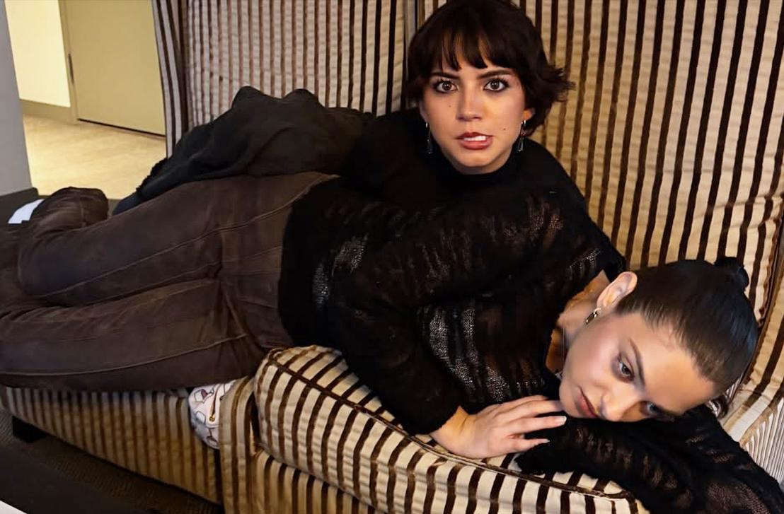 <p>Em “The Last of Us”, Dina, sua personagem, é retratada como alguém que se relaciona com homens e mulheres. Já na vida real, a atriz declarou que se identifica como queer, termo usado de forma inclusiva e que descreve identidades que vão além do modelo binário.</p>
