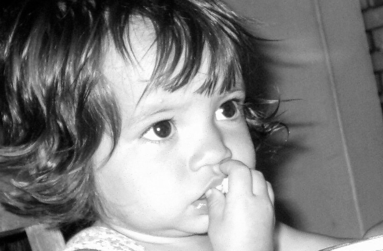 <p>Nascida Isabela Yolanda Moner em 10/07/2001, na cidade americana de Cleveland, Ohio, é filha de mãe peruana, Katherine, e pai americano, Patrick Moner. Irmã do meio entre dois — todos crescidos em lar bilingue e de dupla nacionalidade —, ela destaca o orgulho de suas origens latinas.</p></div>

<!-- INTERBANNER 5 [RETANGULO(BR)] - DESKTOP - [INTERNAS] -->
<div class=