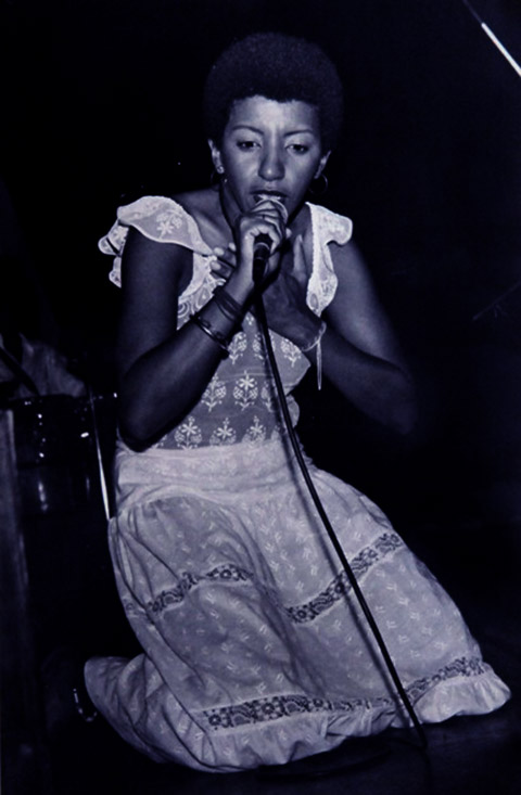 <p><span style=font-weight: 400;>Em 1974, lançou “Leci Brandão”, álbum de estreia autointitulado, que reúne quatro canções de sua autoria, sendo uma delas composta em parceria com Darcy da Mangueira.</span></p>
