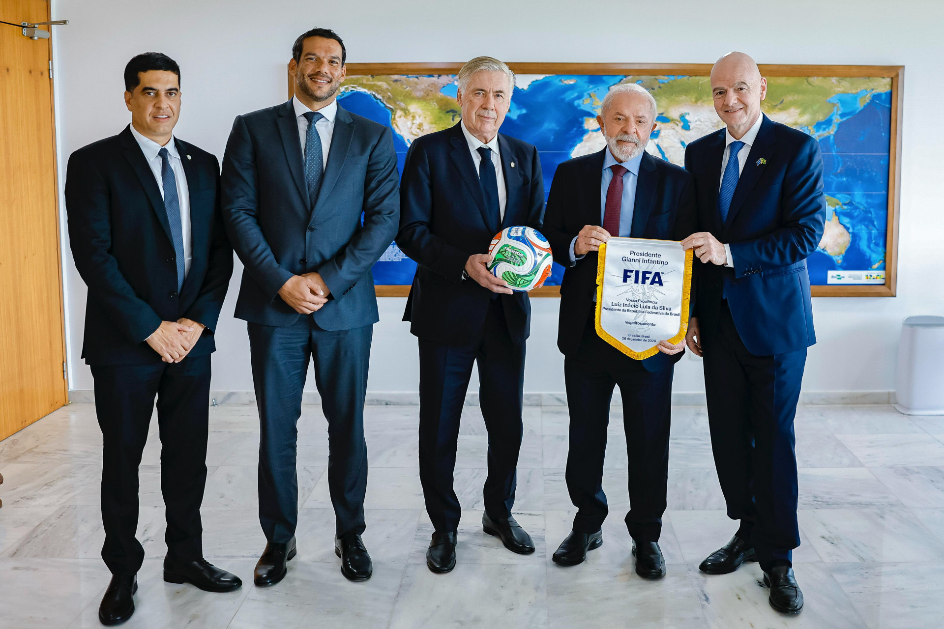 André Fufuca, Samir Xaud, Carlo Ancelotti, Lula e Gianni Infantino (Foto: Ricardo Stuckert/ PR)
