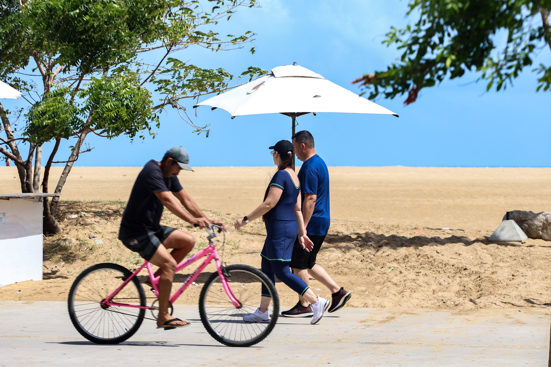 FORTALEZA, CEARÁ,  BRASIL- 26.01.2026: Disputa por espaço:  Ciclistas x pedestres na Avenida Beira Mar. De quem é a preferência? Onde cada um deve fazer sua atividade? (Daniel Galber/Especial para O POVO)
