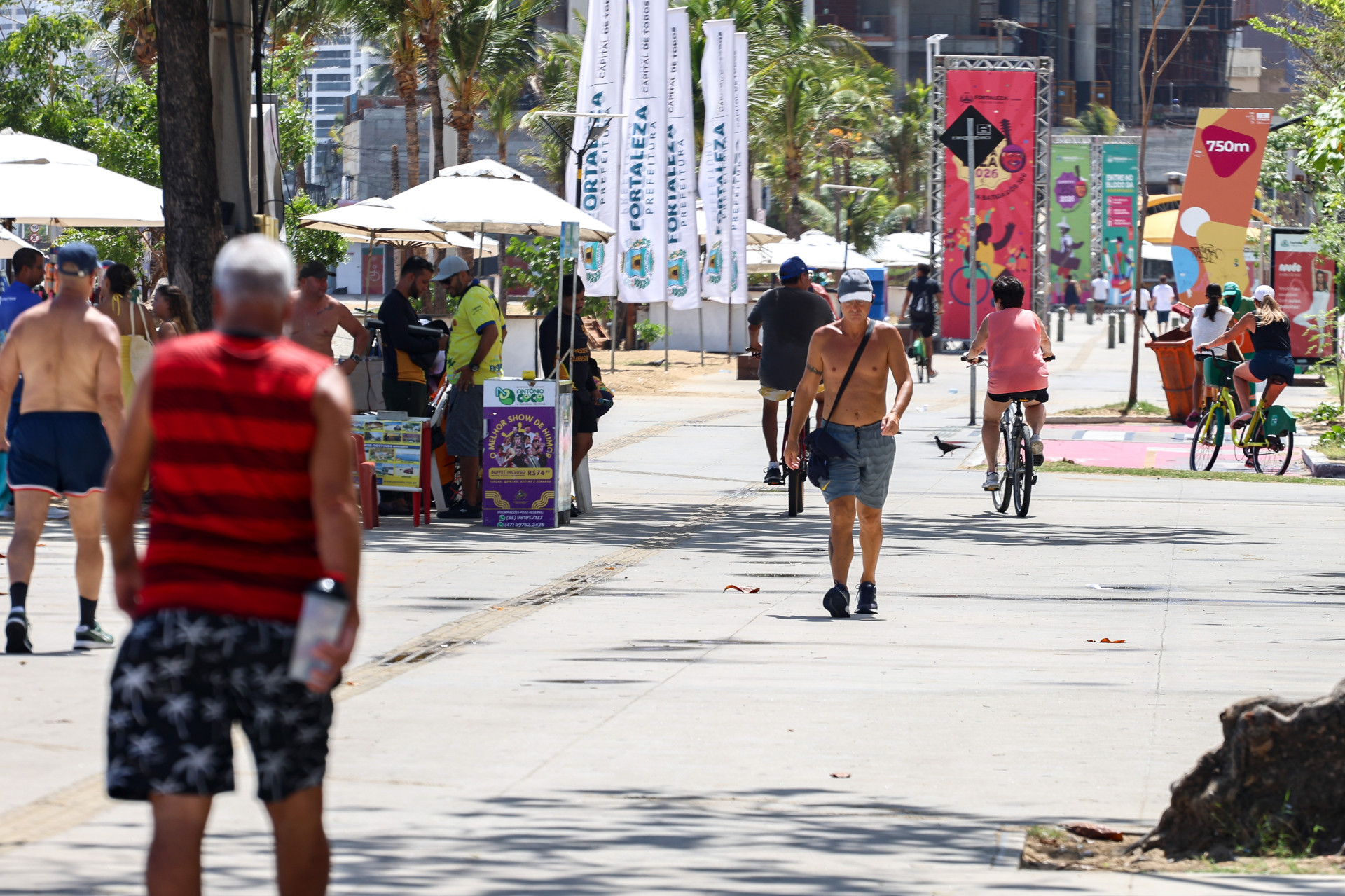 FORTALEZA, CEARÁ,  BRASIL- 26.01.2026: Disputa por espaço:  Ciclistas x pedestres na Avenida Beira Mar. De quem é a preferência? Onde cada um deve fazer sua atividade? (Daniel Galber/Especial para O POVO)