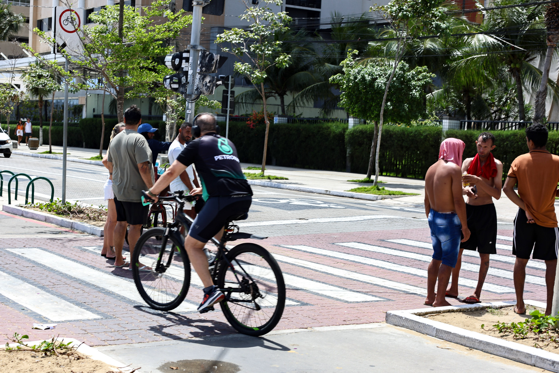 FORTALEZA, CEARÁ,  BRASIL- 26.01.2026: Disputa por espaço:  Ciclistas x pedestres na Avenida Beira Mar. De quem é a preferência? Onde cada um deve fazer sua atividade? (Daniel Galber/Especial para O POVO)