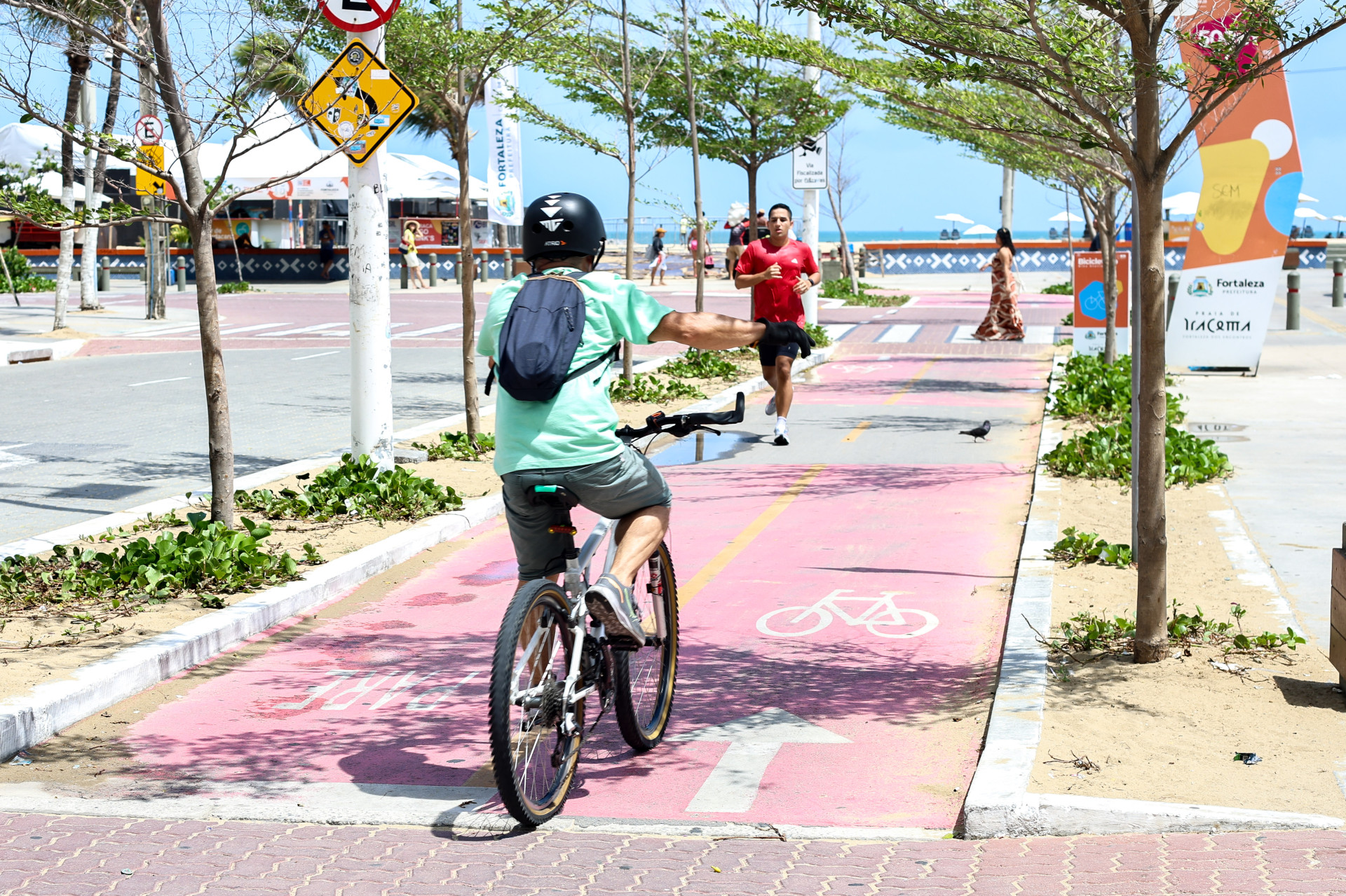 FORTALEZA, CEARÁ,  BRASIL- 26.01.2026: Disputa por espaço:  Ciclistas x pedestres na Avenida Beira Mar. De quem é a preferência? Onde cada um deve fazer sua atividade? (Daniel Galber/Especial para O POVO)