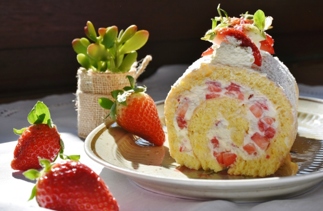 <p>Era comum em festas nobres, valorizando a estética e o sabor suave.Com o tempo, o rocambole se espalhou por toda a Europa e ganhou versões doces e salgadas</p>
