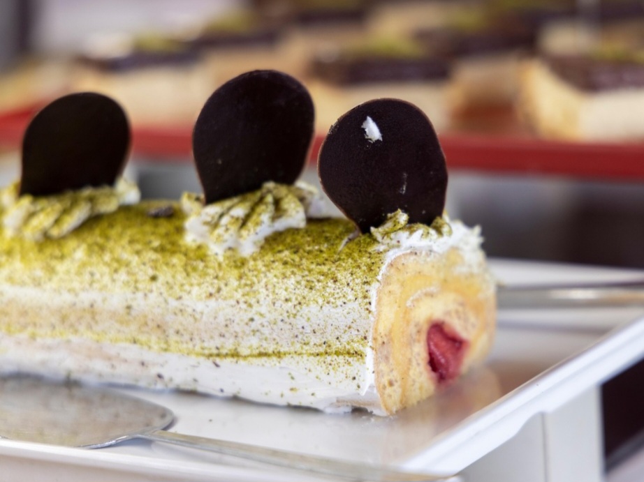 <p>A massa foi sendo adaptada com fermento, chocolate ou farinha de rosca conforme a tradição local.</p>
